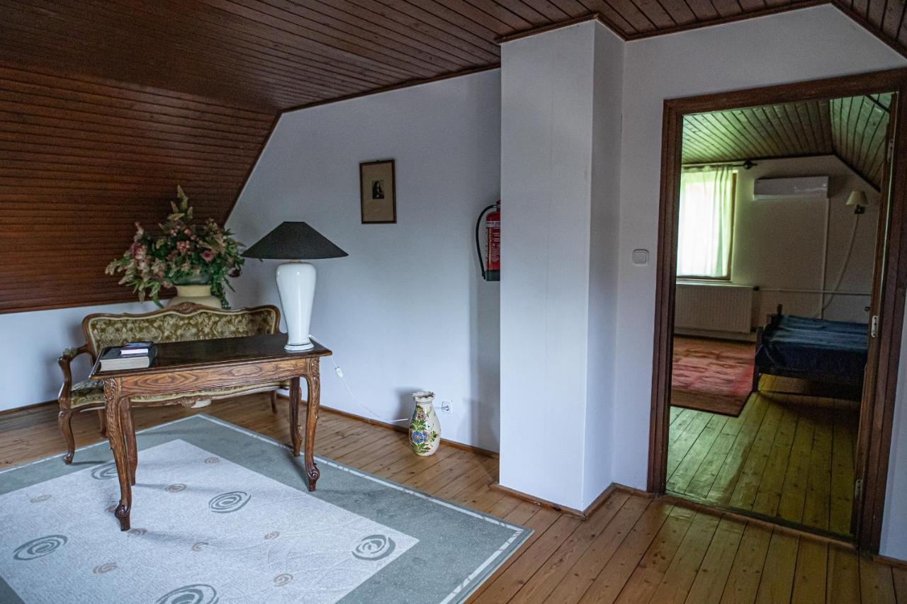 Tusculanum Panzio Bed & Breakfast Mindszentkalla Bagian luar foto